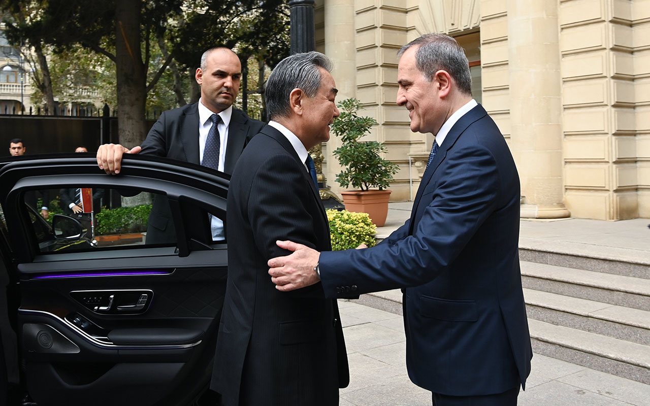 azerbaycan-cin-munasibetlerini-muzakire-etdiler
