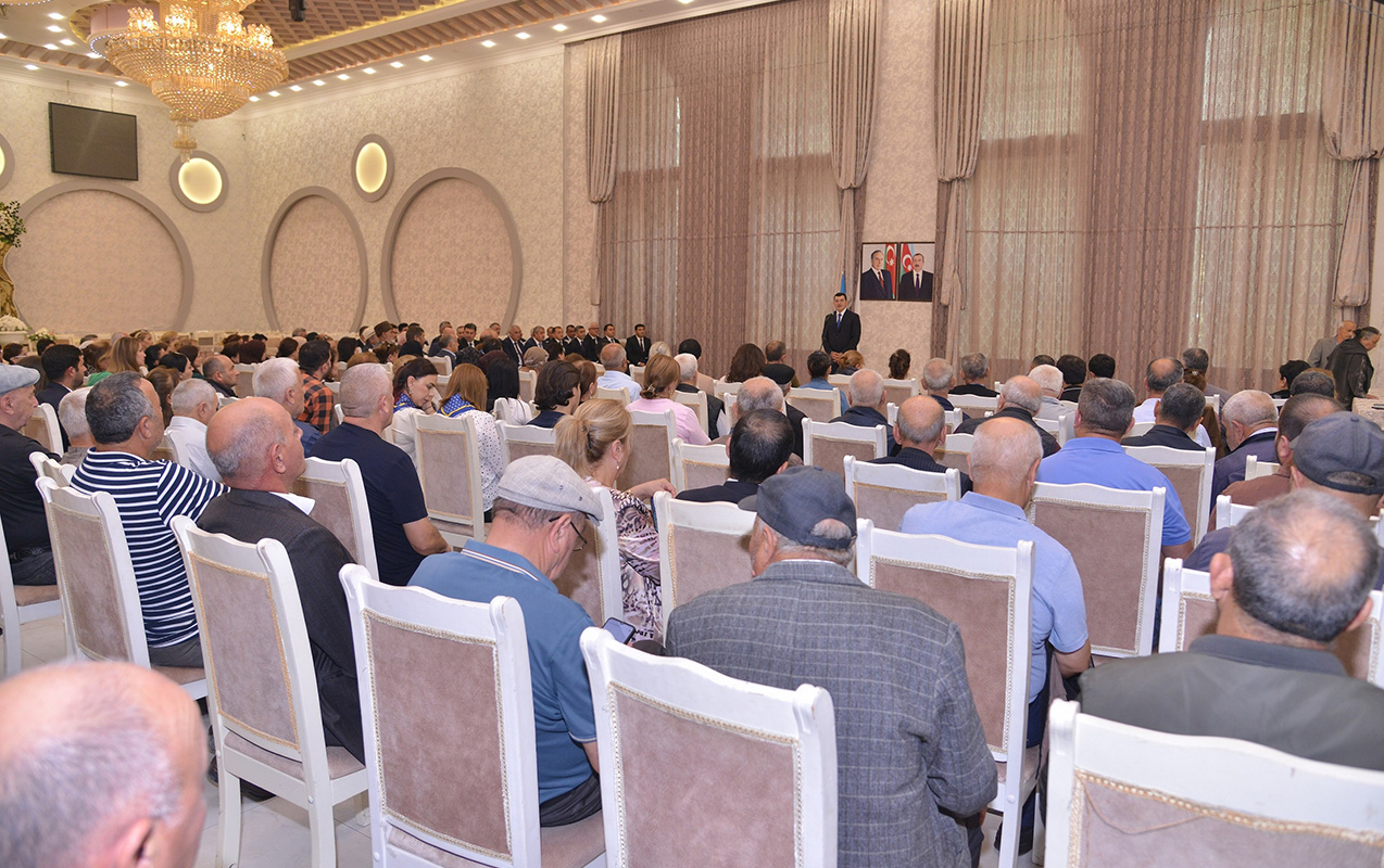 natiq-eliyev-sahil-qesebesinde-sakinlerle-gorusdu