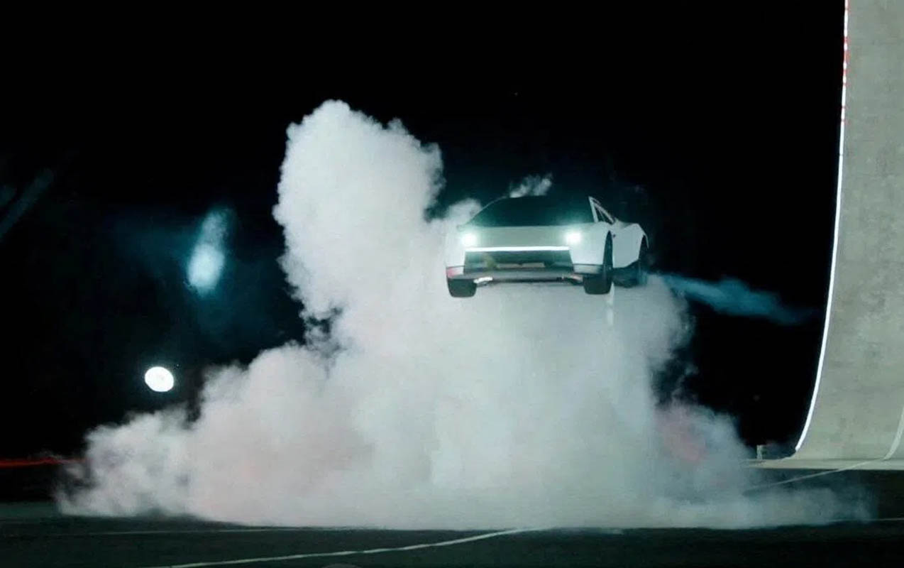 tesla-uca-bilen-avtomobilini-teqdim-etdi