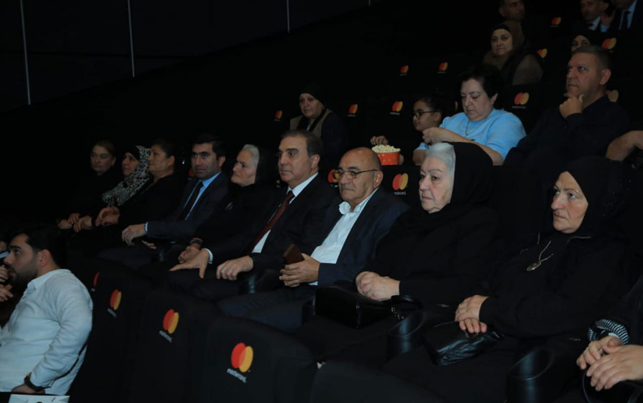 niyazi-bayramov-sehid-aileleri-ile-birge-44-filmini-izleyib