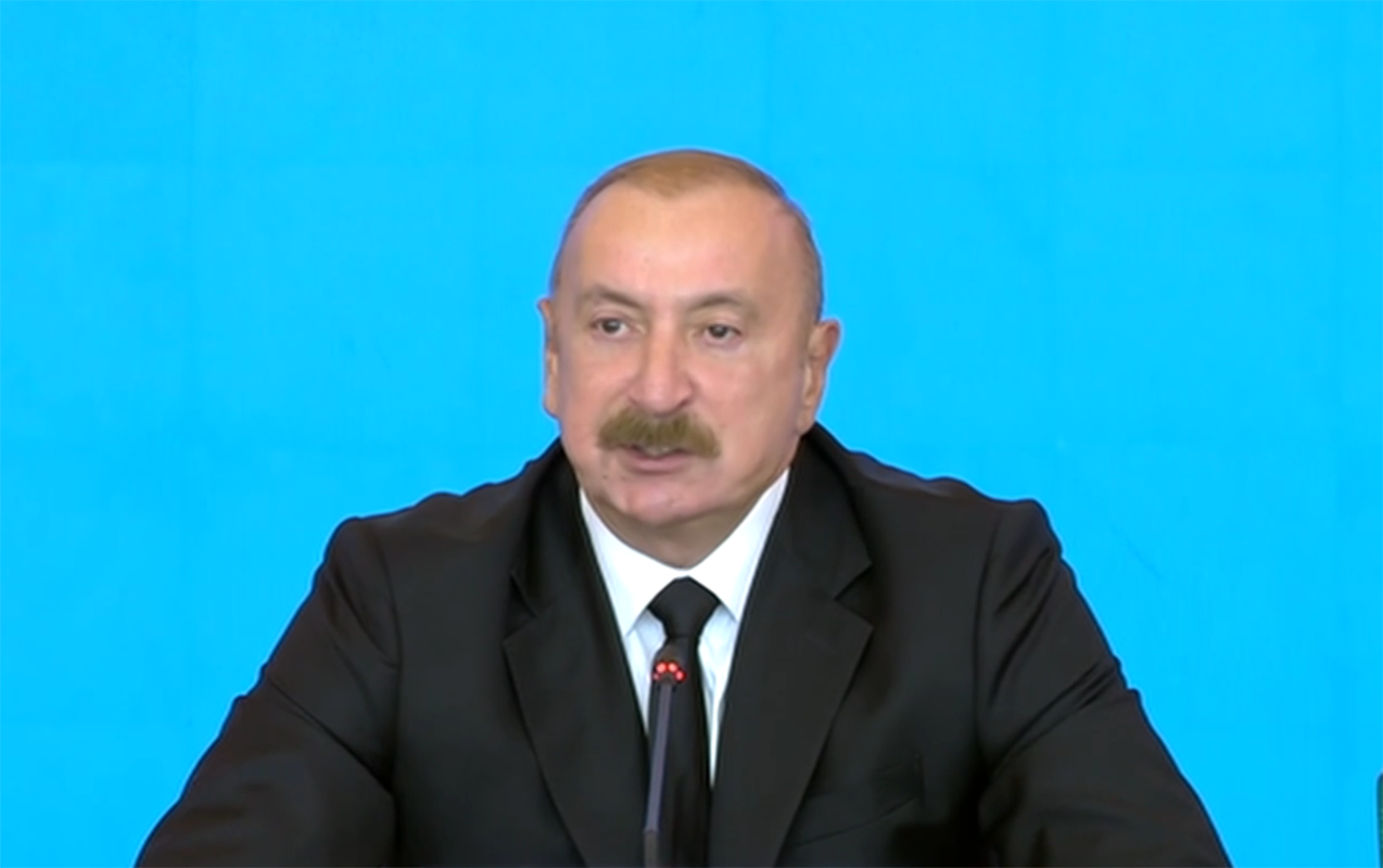 prezident-forumda-cixis-edir