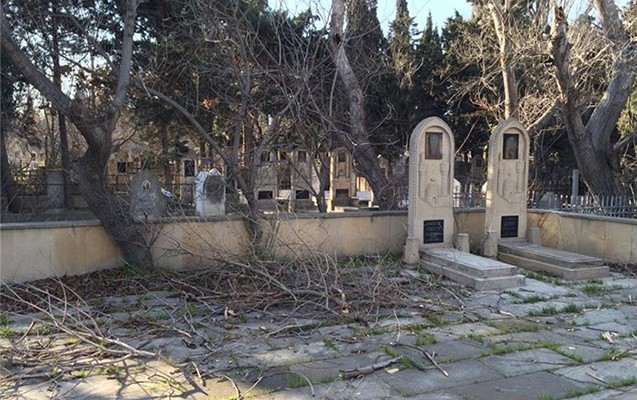 qebiristanliqdan-bezek-esyalari-ogurladilar