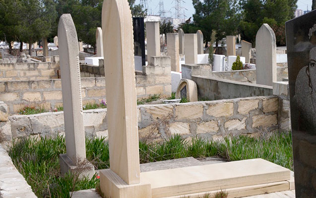 qebiristanliqdan-guldan-ogurladilar