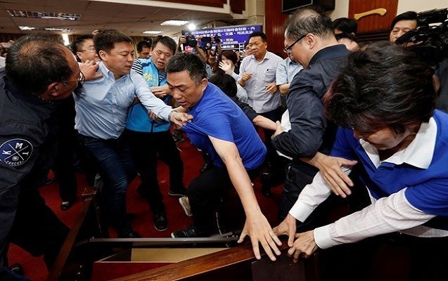 tayvan-parlamentinde-millet-vekilleri-arasinda-dava