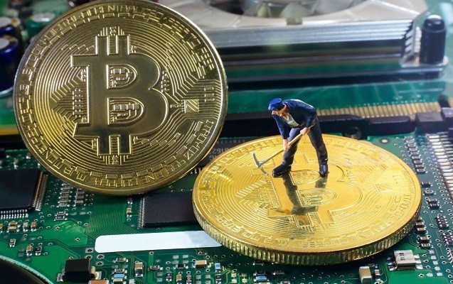 bitcoin-resmen-iki-virtual-valyutaya-ayrilib