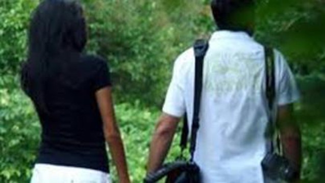 iki-usaq-anasi-fehleye-qosulub-qacdi