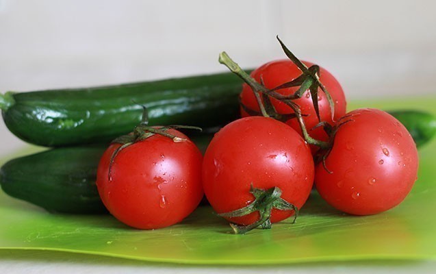 pomidor-ve-xiyarin-qiymeti-niye-ucuzlasmir